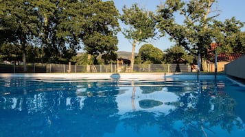 Una piscina al aire libre de temporada