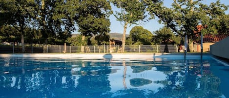 Una piscina al aire libre de temporada