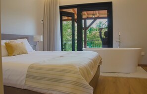 Habitación doble Deluxe | Minibar, espacio para trabajar con laptop, wifi gratis y ropa de cama