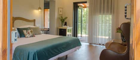 Habitación doble Premium | Minibar, espacio para trabajar con laptop, wifi gratis y ropa de cama