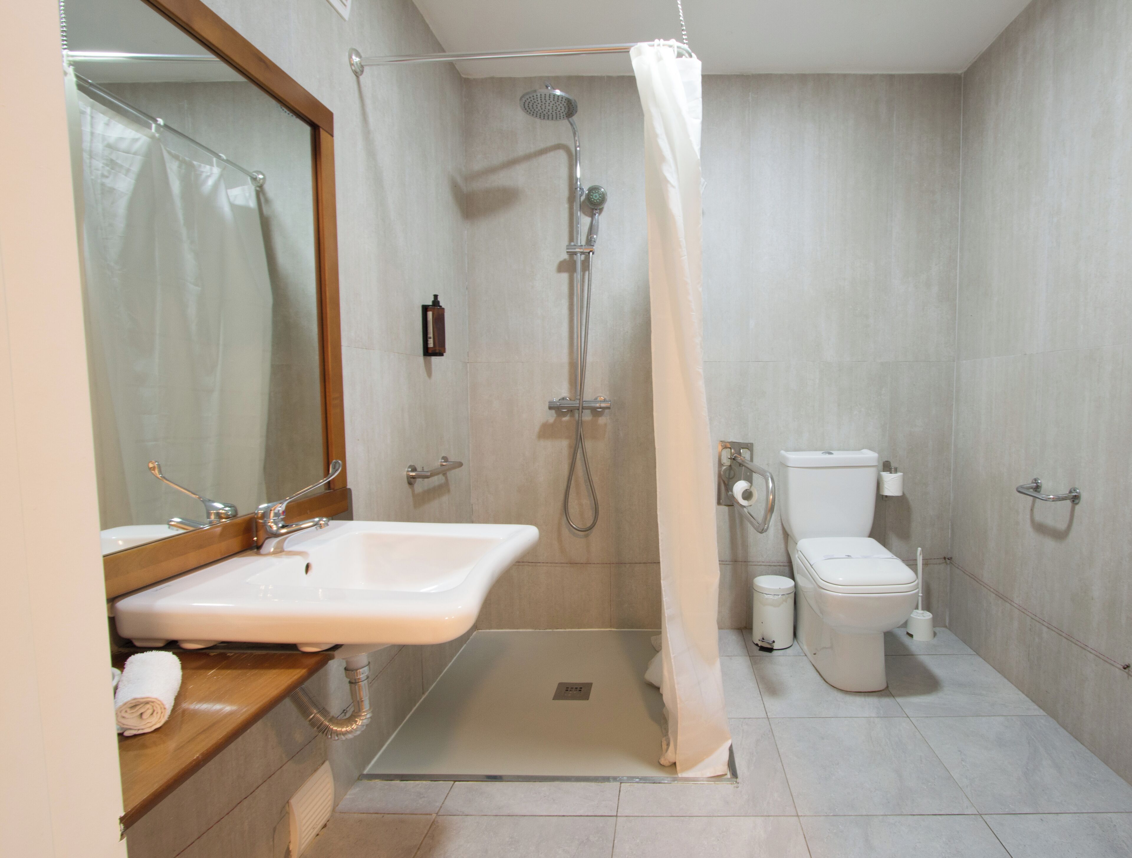 Une salle de bain moderne équipée d’une douche, de toilettes et d’un lavabo.