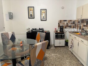 Microondas, horno, cafetera/tetera, tostadora