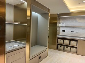 Un baño moderno con tocador, espejo y armarios de almacenamiento.
