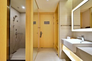 A modern bathroom with a shower, a sink, and a mirror. - Ji Hotel (Hangzhou)
