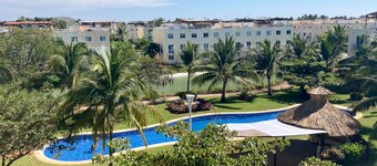 Depa Roof Garden/Jacuzzi 9 minutes from the beach! beautiful pool
