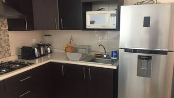 Microones, cafetera i tetera, torradora i una taula de menjador