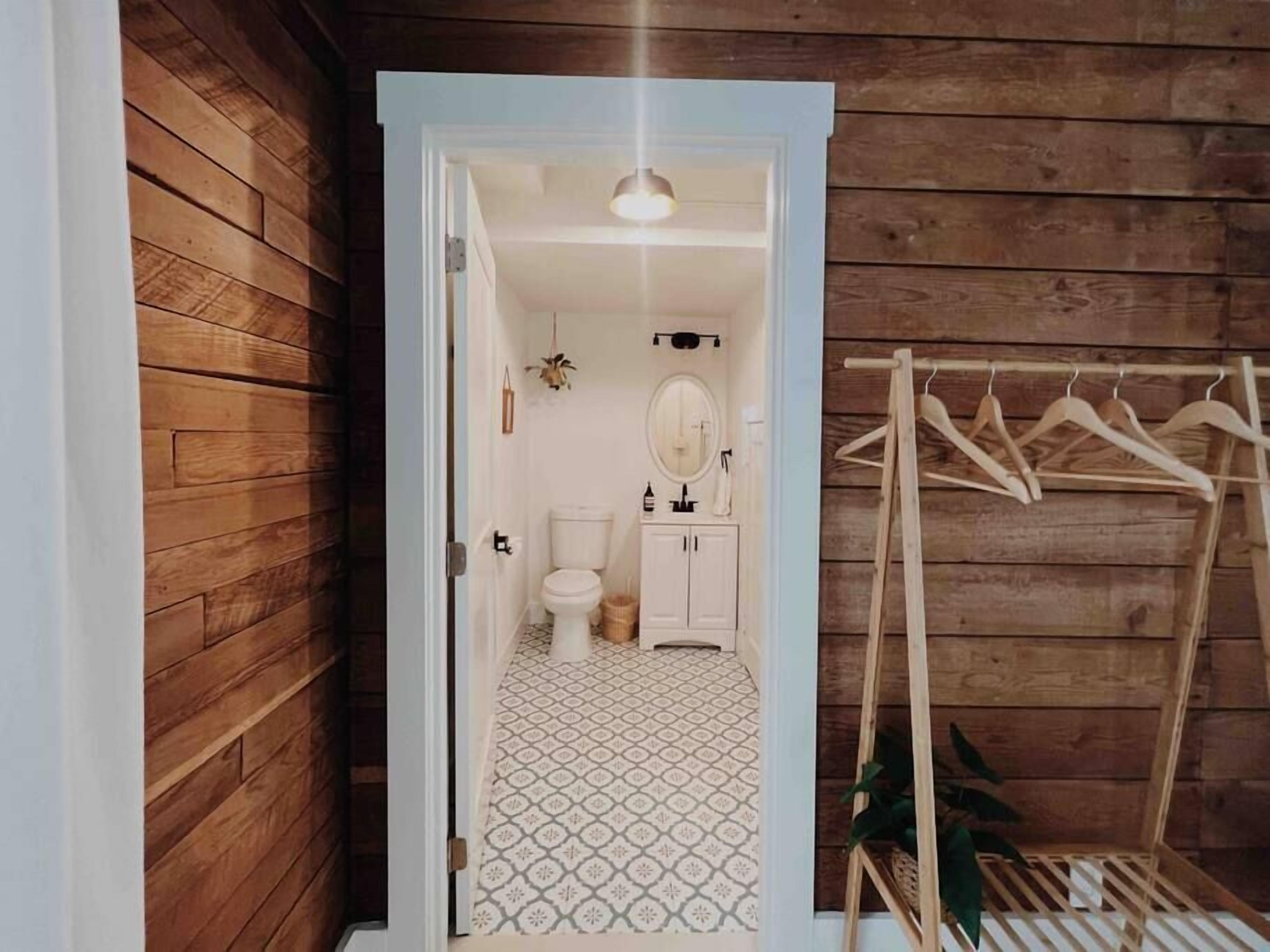 Cozy One Bedroom Farmhouse | 10 min to Everett