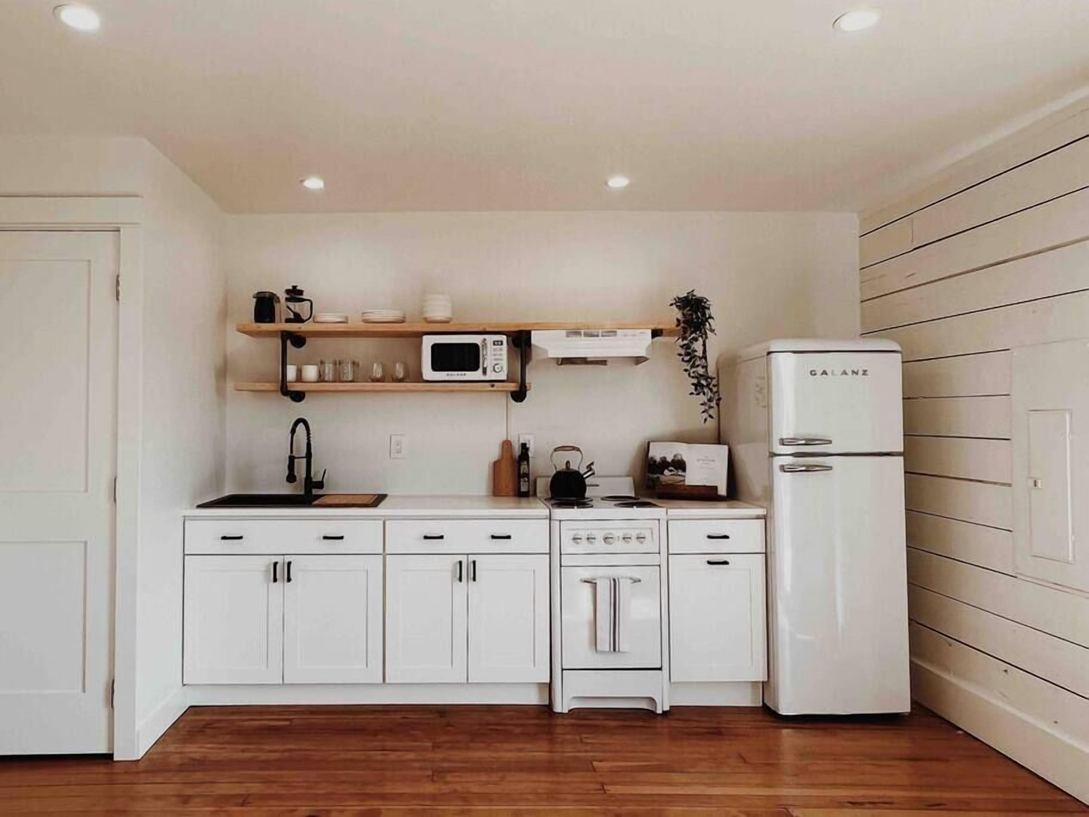 Cozy One Bedroom Farmhouse | 10 min to Everett