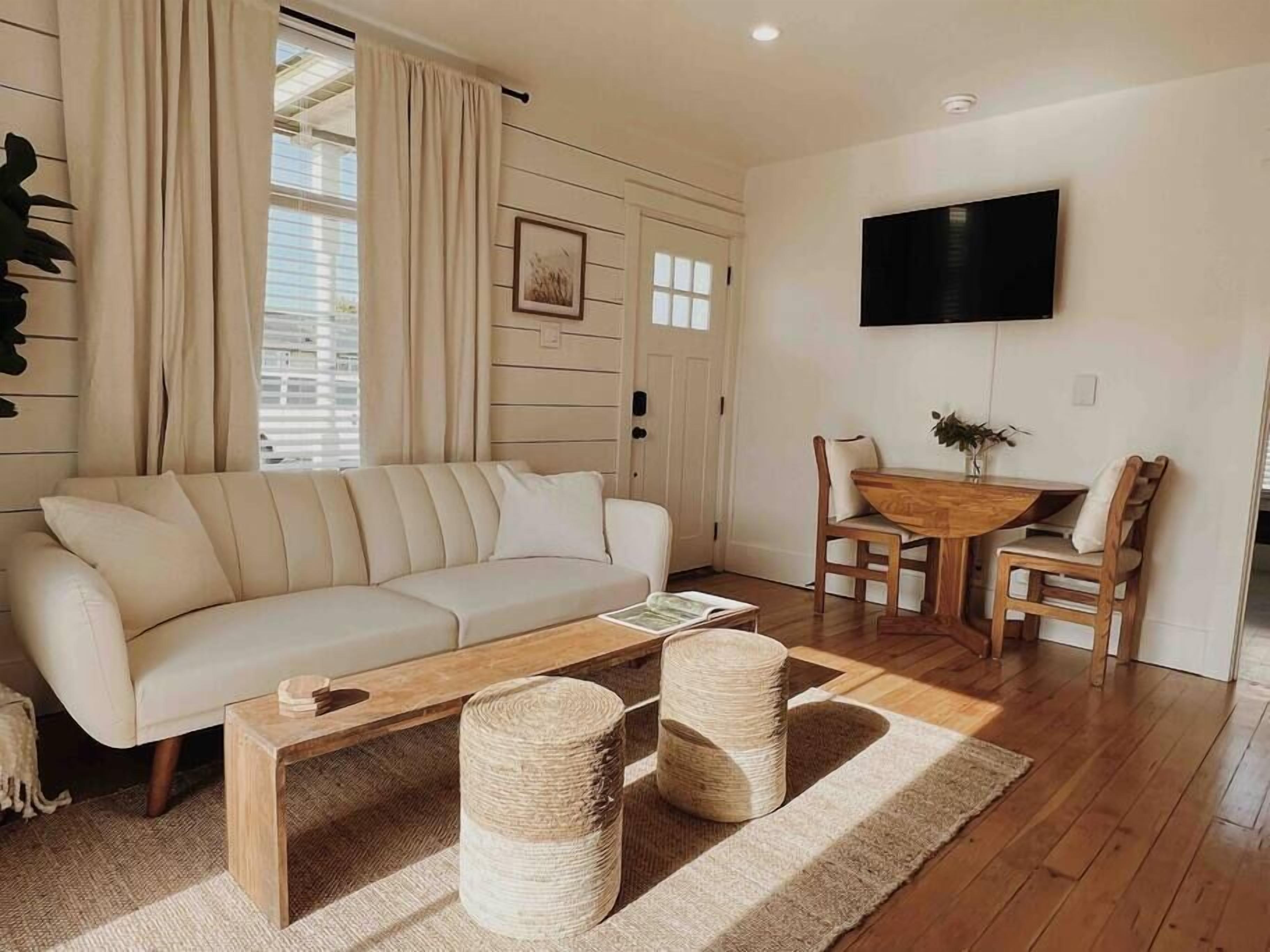 Cozy One Bedroom Farmhouse | 10 min to Everett