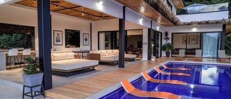 Piscine à débordement