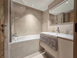 Ensemble douche/baignoire, sèche-cheveux, peignoirs, chaussons