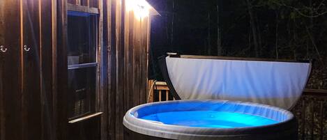 Outdoor spa tub