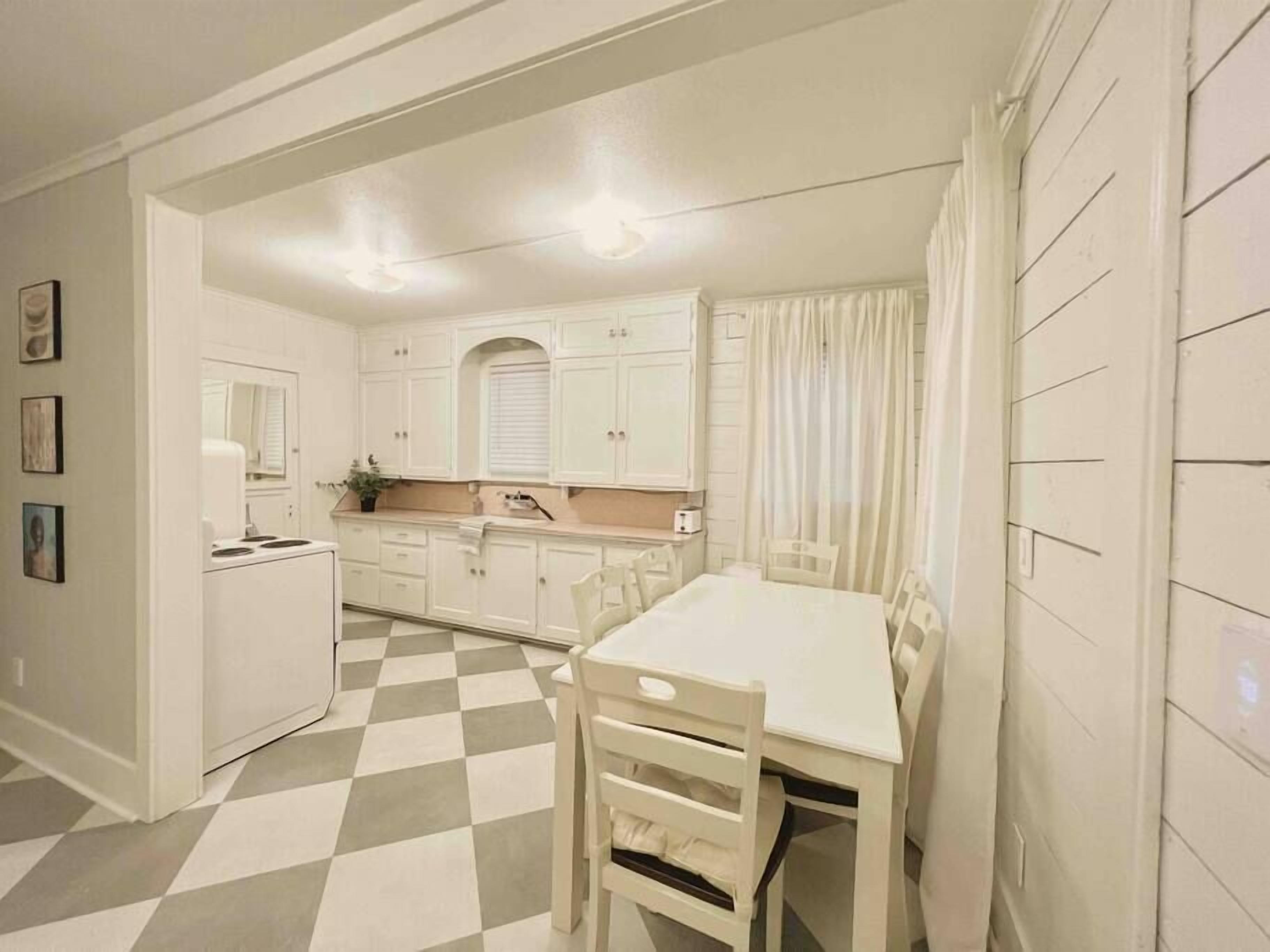 The 50s Inspired Home | 10min to Everett