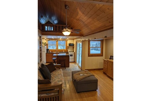 Arnolds Park Cabin with kayaks, bikes, and golf cart