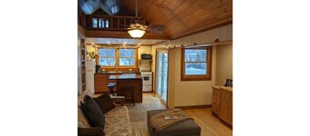 Arnolds Park Cabin with kayaks, bikes, and golf cart