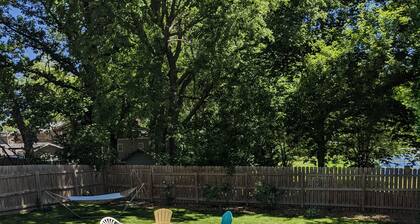 Arnolds Park Cabin with kayaks, bikes, and golf cart