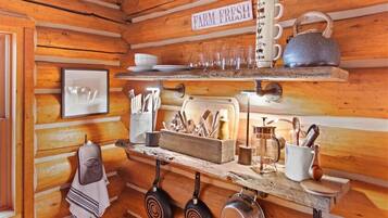 Kahvin-/teenkeitin, keittoastiat/astiat/ruokailuvälineet, talouspaperi