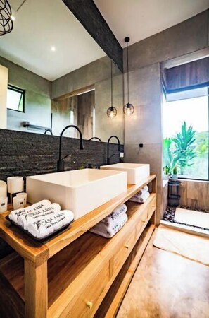 Shower, towels, toilet paper - Panoramic Ocean View Casa Anna with infinity Pool (Santa Teresa)