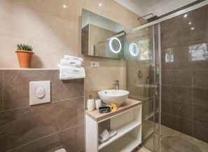 Kombinasi shower/bathtub, pancuran hujan,  dan pengering rambut