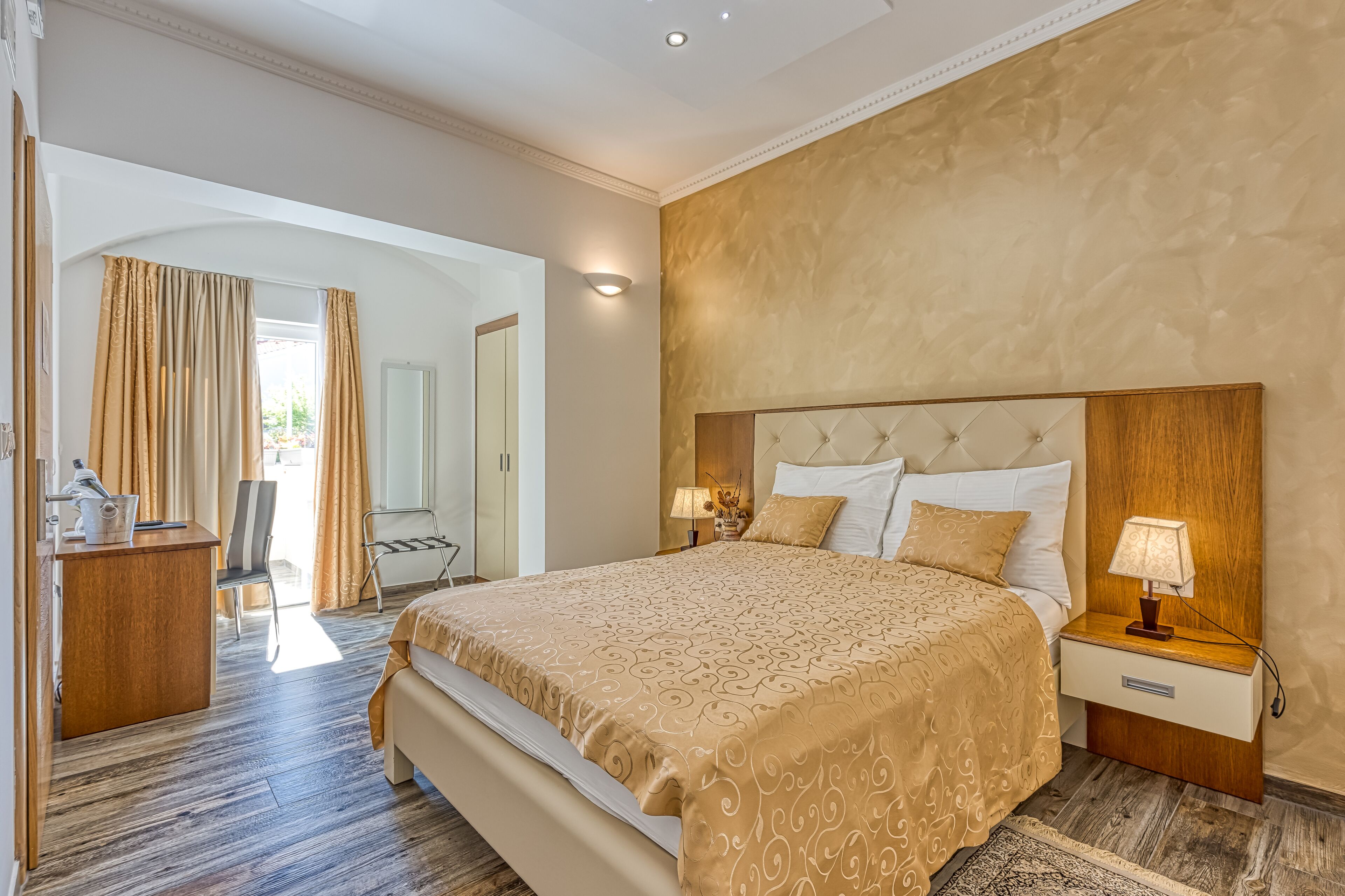 Een minibar, gratis wifi, beddengoed
