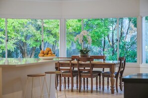Dining - Sprawling 6-bedroom estate on 2 acres with indoor pool - The Retreat at Stirling (Stirling)