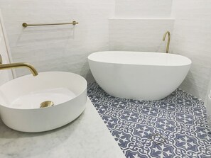 Een bad, een haardroger, handdoeken