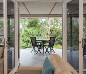 Outdoor dining - 1 Bedroom Balcony Apartment (Stirling)