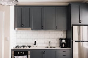 Frigorifero, microonde, forno, piano cottura