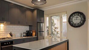 Coffee/tea maker, fridge, microwave, oven - 1 bedroom Pool Side Apartment (Stirling)