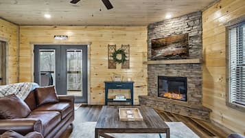 Smart-TV, Kamin, Videospiele, Bücher