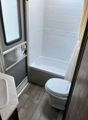 Combined shower/tub, towels, soap, toilet paper