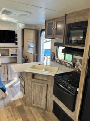 Refrigerador, microondas, horno y parrilla de estufa 