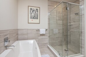 Badewanne, Haartrockner, Handtücher