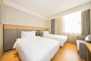 A hotel room with two beds, a desk, and a chair. - Ji Hotel Beijing Happy Valley (Beijing)