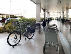 Outdoor dining - Ibis Budget Lleida (Lleida)