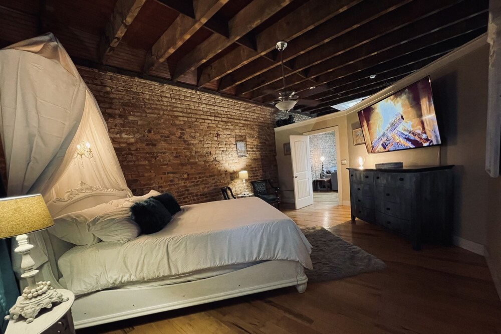 King Suite- The Lofts at Court Square