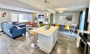 Smart-TV, Kamin, Tischfußball, Bücher