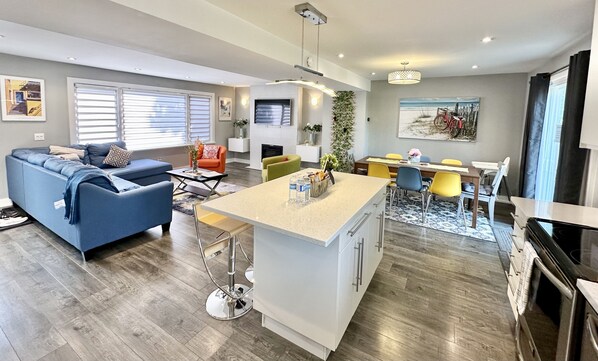 تلفزيون ذكي، مدفأة، كرة قدم الطاولة، كُتُب