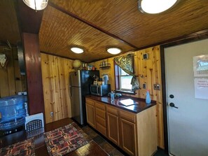Kühlschrank, Mikrowelle, Wasserkocher mit Kaffee-/Teezubehör