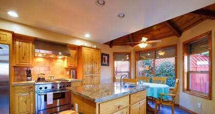 *Downtown Prescott *BBQ Grill *Private Yard *Pets
