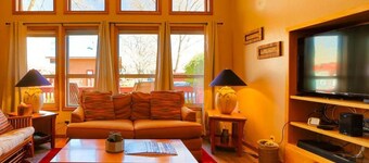 *Downtown Prescott *BBQ Grill  *Private Yard *Pets