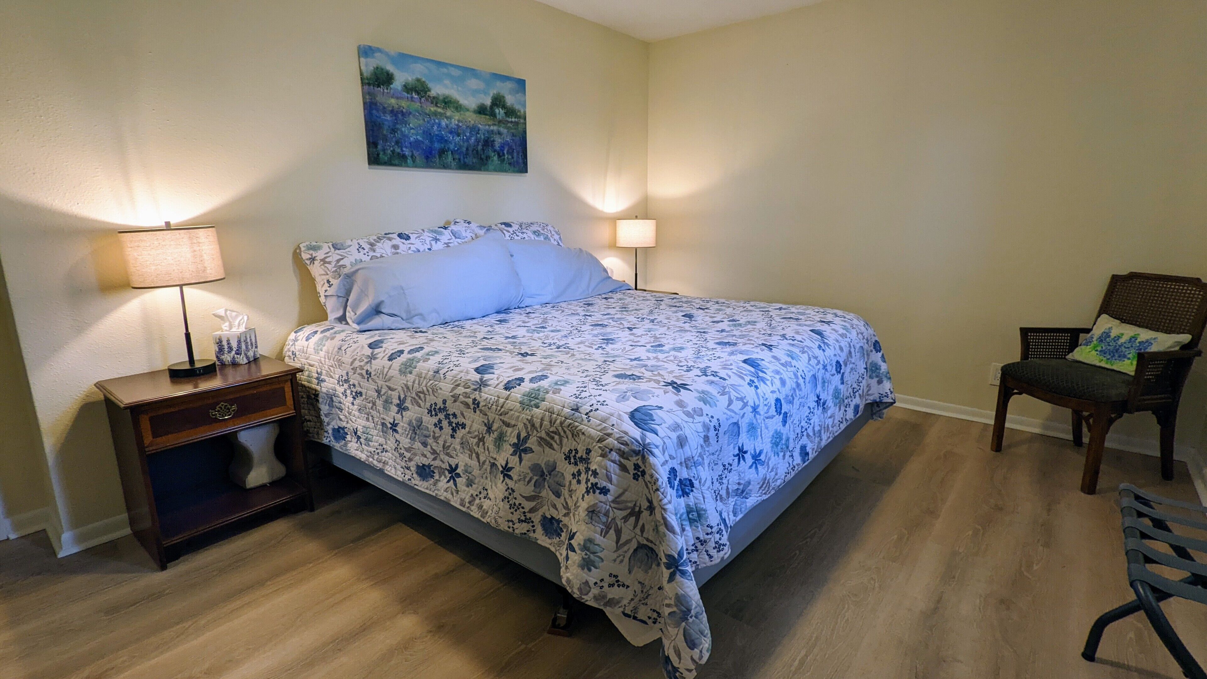 One Old Oak, Charming Stone Farmhouse, 7-min to Downtown