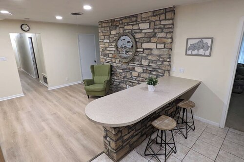 One Old Oak Charming Farmhouse, 7-min to Downtown