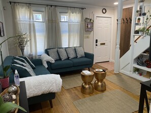 Smart TV, libros y monitor de computadora 