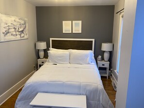 2 Schlafzimmer, Schreibtisch, Bügeleisen/Bügelbrett, Reisekinderbett