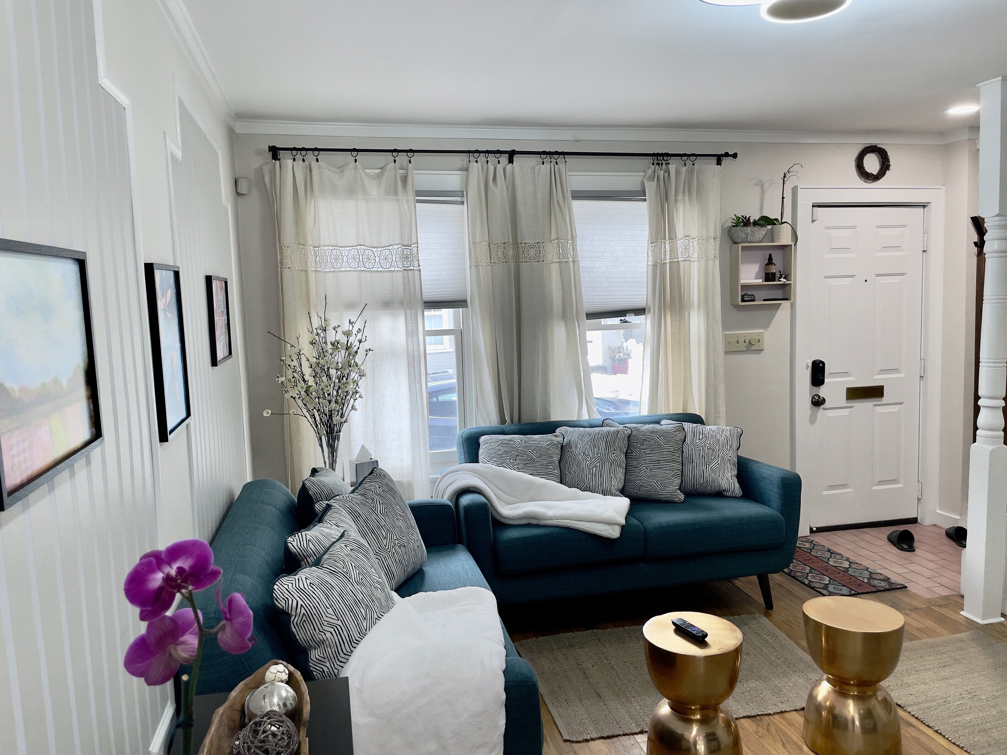 Modern & Cozy Cntr Square Townhouse Gem from 1854