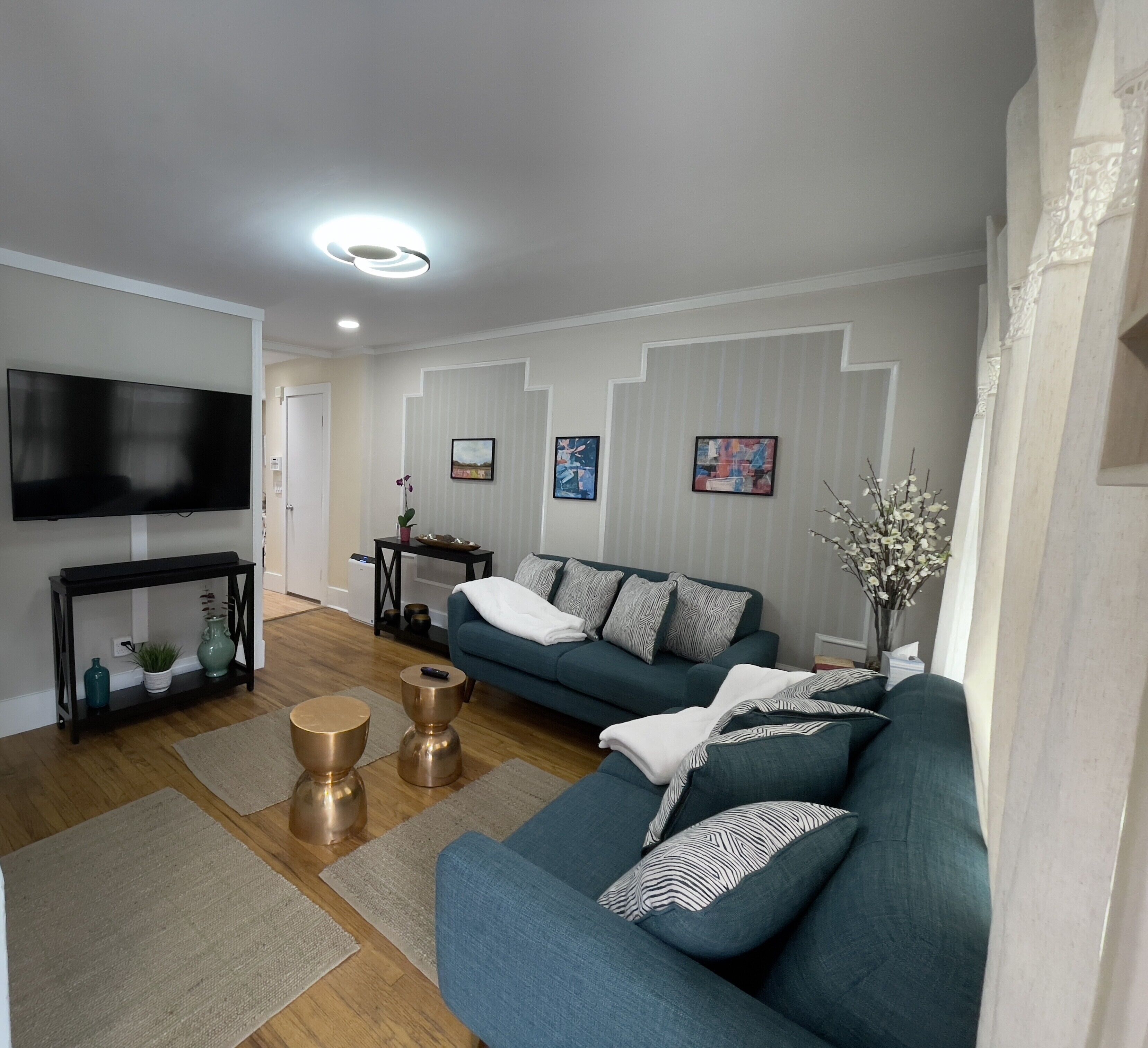 Modern & Cozy Cntr Square Townhouse Gem from 1854