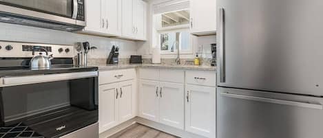 Geladeira, micro-ondas, fogão, cooktop