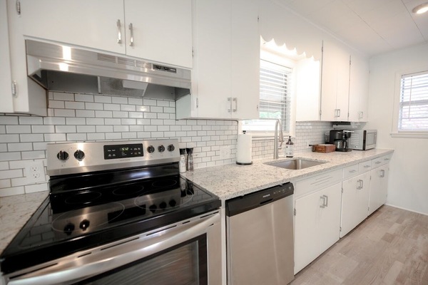 Geladeira, micro-ondas, fogão, cooktop