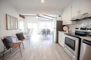 Fridge, microwave, oven, stovetop - VRBO’s Best Deal on the Lake! (Greers Ferry)